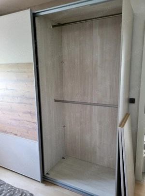 Schwebetürenschrank 