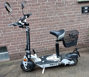 E-Scooter mit Sattel