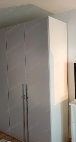 2 Rosefarbene Türen vom Jutzler-Kleiderschrank-System