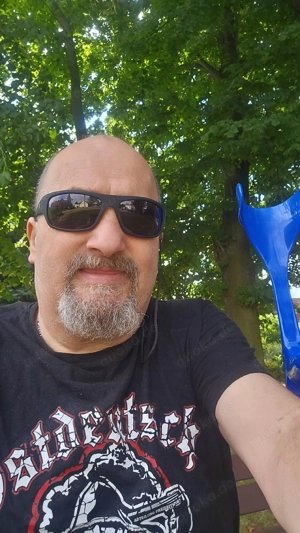 Zeigst Du mal dein süßen Hintern? 