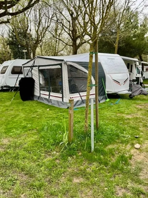 Wohnwagenvorzelt Herzog Dunkelblau mit großen Fenster. Auch als Sonnensegel zu benutzen.