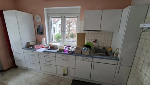 Küchenzeile mit Spülmaschine und sep. Herd