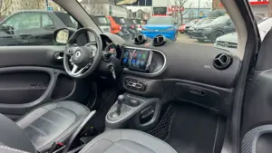 smart forTwo Cabrio TURBO DCT SPORTPAKET! ROTES VERDECK! PDC! Bild 3