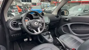smart forTwo Cabrio TURBO DCT SPORTPAKET! ROTES VERDECK! PDC! Bild 2