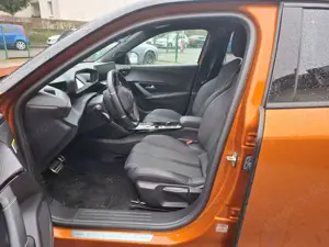 Peugeot e-2008 GT mit Grip-Control-Paket , Allwettereifen,Ladekabel Complete Care Plus Paket incl. W Bild 4