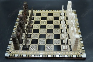 Schachbrett mit Figuren - orientalisch-ägpyptischer Stil