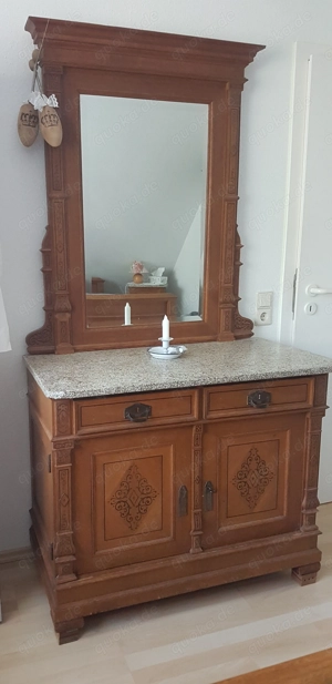 Kommode mit Intarsien , Gründerzeit