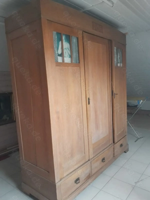 Kleiderschrank aus Ur Omas Zeiten   3 türig, 2 Schubladen b. ca. 180 cm. h. ca 210 cm