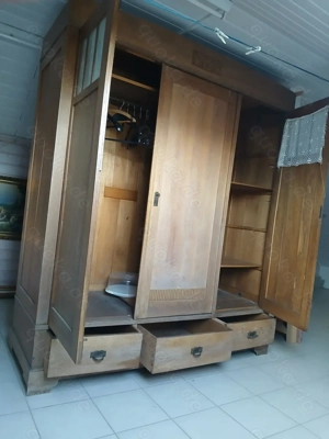 Kleiderschrank aus Ur Omas Zeiten   3 türig, 2 Schubladen b. ca. 180 cm. h. ca 210 cm Bild 4