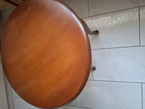 Sehr schöner gut erhaltener kleiner Beistelltisch in Echtholz zu verkaufen 