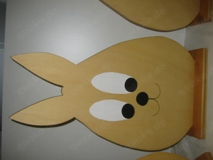 zwei selbstgemachte Holzhasen Aufsteller 