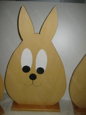zwei selbstgemachte Holzhasen Aufsteller 