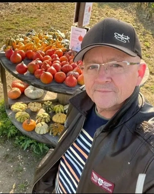 Junger und fürsorglicher Mann, bereit zu lieben