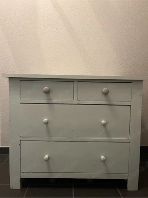 Weiße antike Kommode