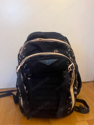 Dunkelblauer Satch Schulrucksack mit Blumenmuster