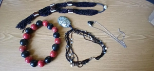 4x Halsketten Modeschmuck getragen (Alter nicht bekannt)