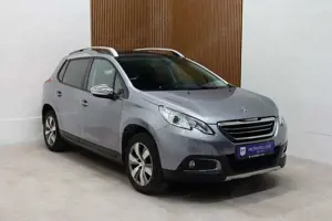 Peugeot 2008 1.2 PureTech PANO/NAVI/SHZ/LMF+TÜV 10.26