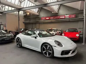 Porsche 992 Targa 4 **1. Hand/Icegrau-met.**