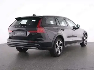 Volvo V60 Cross Country B4 AWD Plus+AHK+WINTERPAK+ Bild 3