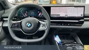 BMW 520 d xDrive Lim HUD,DrAss+,StHz,H/K,ParkAss+ Bild 5