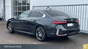 BMW 520 d xDrive Lim HUD,DrAss+,StHz,H/K,ParkAss+ Bild 2
