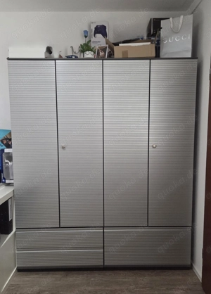 Schöner Kleiderschrank 