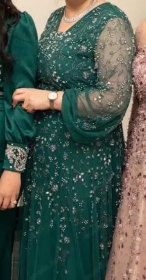 Smaragdgrünes Abendkleid mit Perlenstickerei