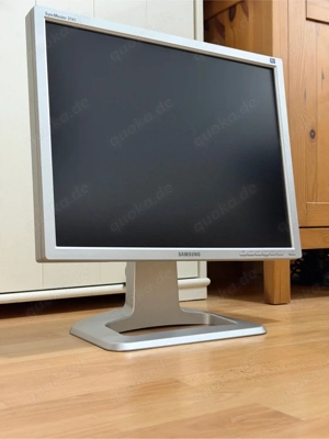 Samsung 22  Monitor   höhenverstellbar & drehbar, VGA DVI