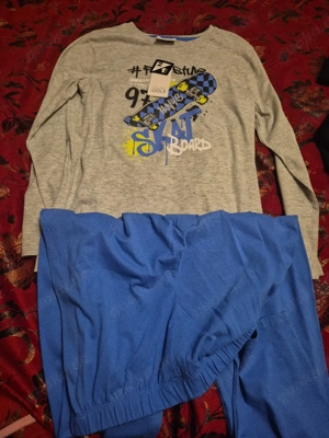 der pyjama ist neu für jung 