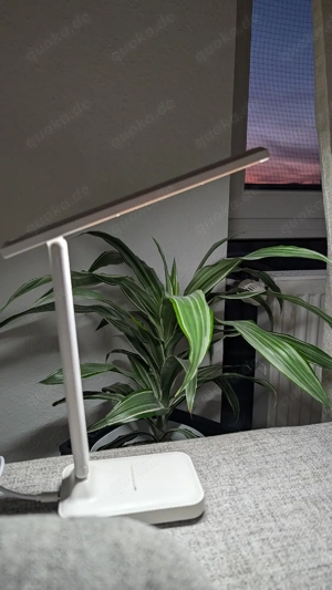   Schlichte LED Schreibtischlampe in Weiß (klappbar)