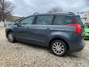 Peugeot 5008 1.6 Style HDi 115 HUD Panorama-Dach Bild 5