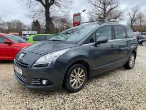 Peugeot 5008 1.6 Style HDi 115 HUD Panorama-Dach Bild 4