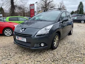 Peugeot 5008 1.6 Style HDi 115 HUD Panorama-Dach Bild 3