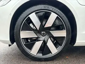 Volvo V60 T8 AWD Recharge Ultra Dark AHK ACC BLIS HUD Bild 2