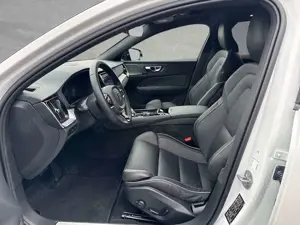 Volvo V60 T8 AWD Recharge Ultra Dark AHK ACC BLIS HUD Bild 3