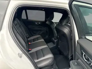 Volvo V60 T8 AWD Recharge Ultra Dark AHK ACC BLIS HUD Bild 5