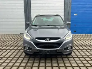 Hyundai iX35 ix35 2.0 2WD AUTOMATIK/4x SHZ/TEMP/PANO/TEILLEDER Bild 2