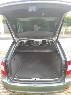 Skoda Superb Combi 2.0 TDI DSG Elegance Bild 4