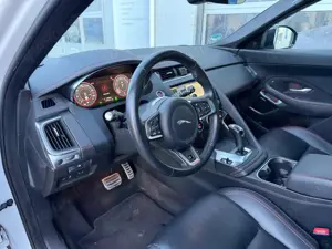 Jaguar E-Pace R-Dynamic Chequered Flag AWD AHK Pano Bild 5
