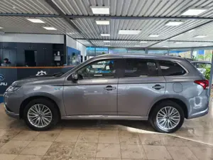 Mitsubishi Outlander PHEV 4WD | AHK Bild 2