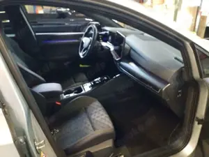 Volkswagen Golf VIII 2.0 TDI DSG R-Line Navi RearView LED-P Bild 3