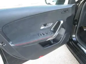 Mercedes-Benz A 180 A 180 AMG Line TOTWINKEL ASSIST NAVI LED TEMPOMAT Bild 3