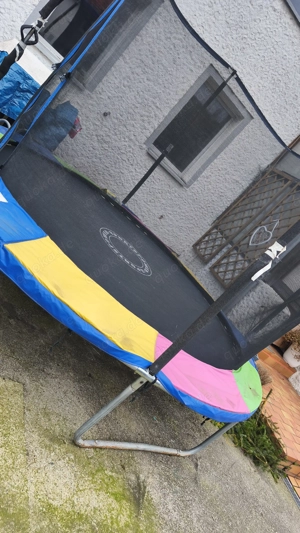 Sehr gut erhaltenes Trampolin abzugeben 