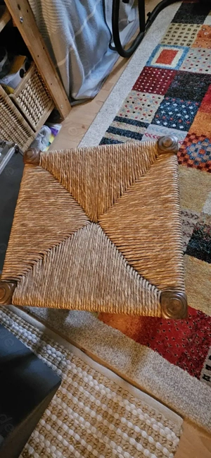 Holzhocker mit Drechsel-Flechtanteilen Bild 2