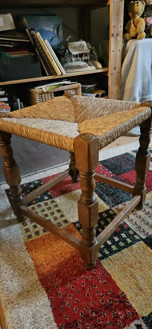 Holzhocker mit Drechsel-Flechtanteilen Bild 3