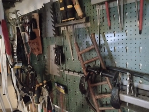 Werkbank mit Hängeschrank und Werkzeughalter