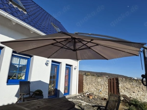 beiger Ampelschirm it Ständer 3m Durchmesser