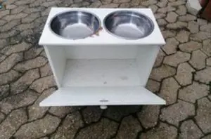 Futterschränkchen mit 2 Schüssel