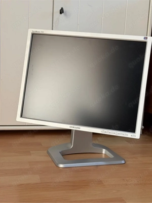 Samsung 22  Monitor   höhenverstellbar & drehbar, VGA DVI