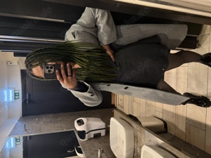 30-jährige schwarze Brasilianerin sucht einen Partner.